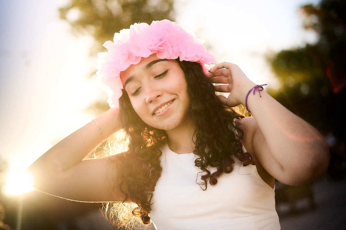 fotografia de atardecer de quinceañera sonriente corona de flores