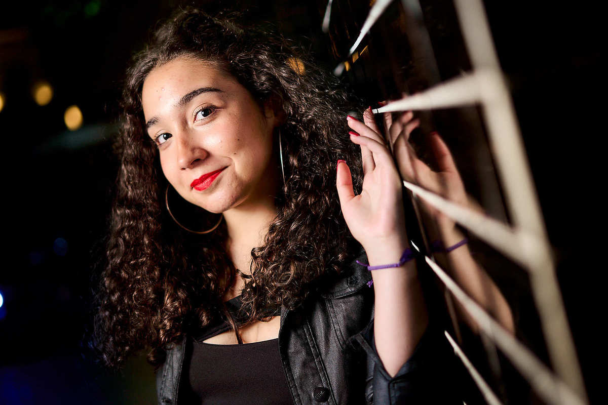 fotografia con reflejos en pared nocturna de quinceañera con labios rojos