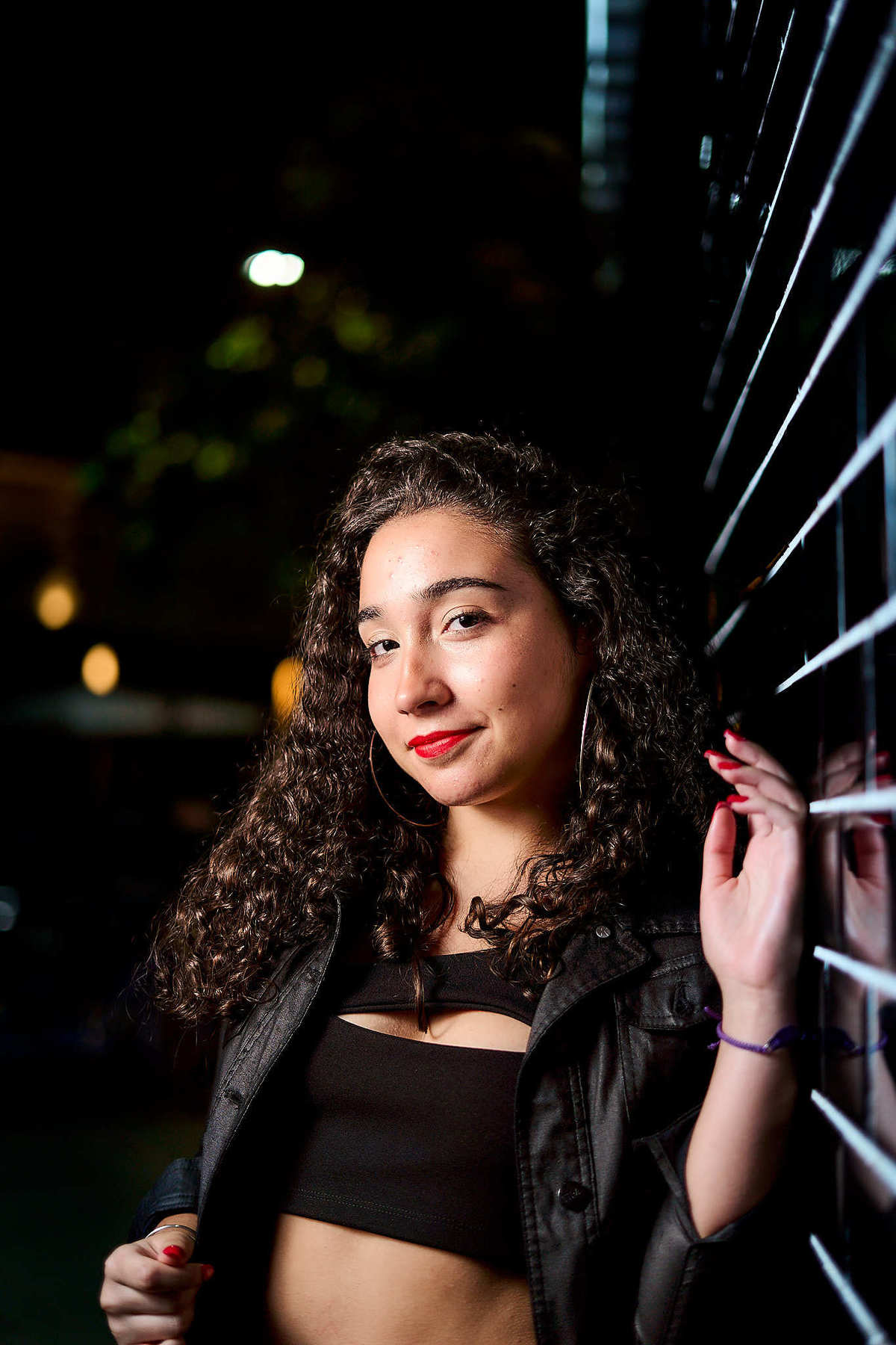 fotografia con reflejos en pared nocturna de quinceañera con labios rojos