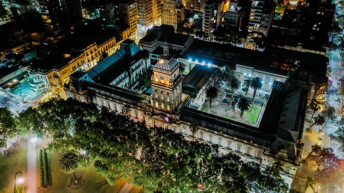 Facultad de derecho Rosario vista aérea nocturna  Fotografía arquitectura y fotografía de inmobiliaria de Daniel Cuart y DNX Fotografia DNX Estudio