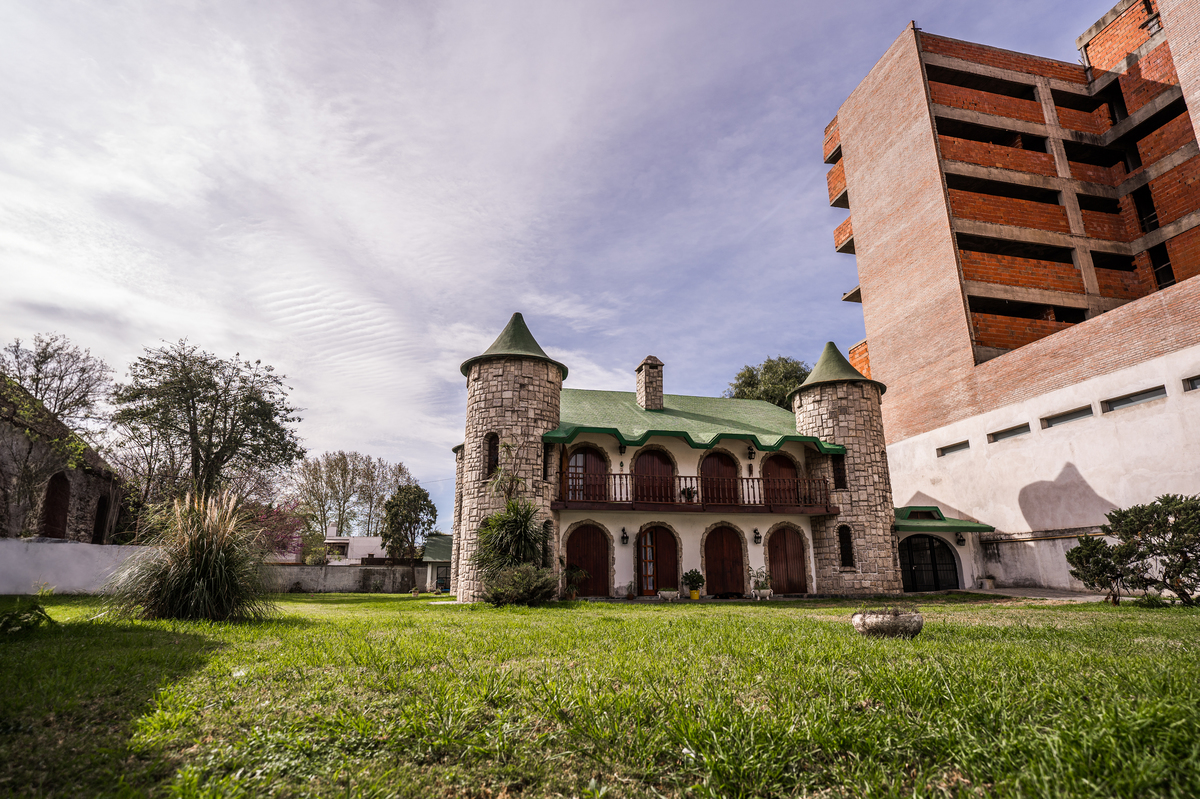 Casa antigua con techo verde en calle ayacucho zona sur de rosario Fotografía arquitectura y fotografía de inmobiliaria de Daniel Cuart y DNX Fotografia DNX Estudio