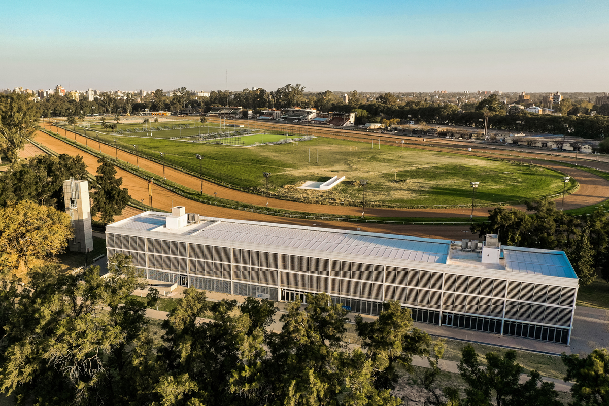 ISEF 18 ROSARIO INSTITUTO SUPERIOS DE EDUCACION FISICA DE ROSARIO  vista aérea Fotografía arquitectura y fotografía de inmobiliaria de Daniel Cuart y DNX Fotografia DNX Estudio