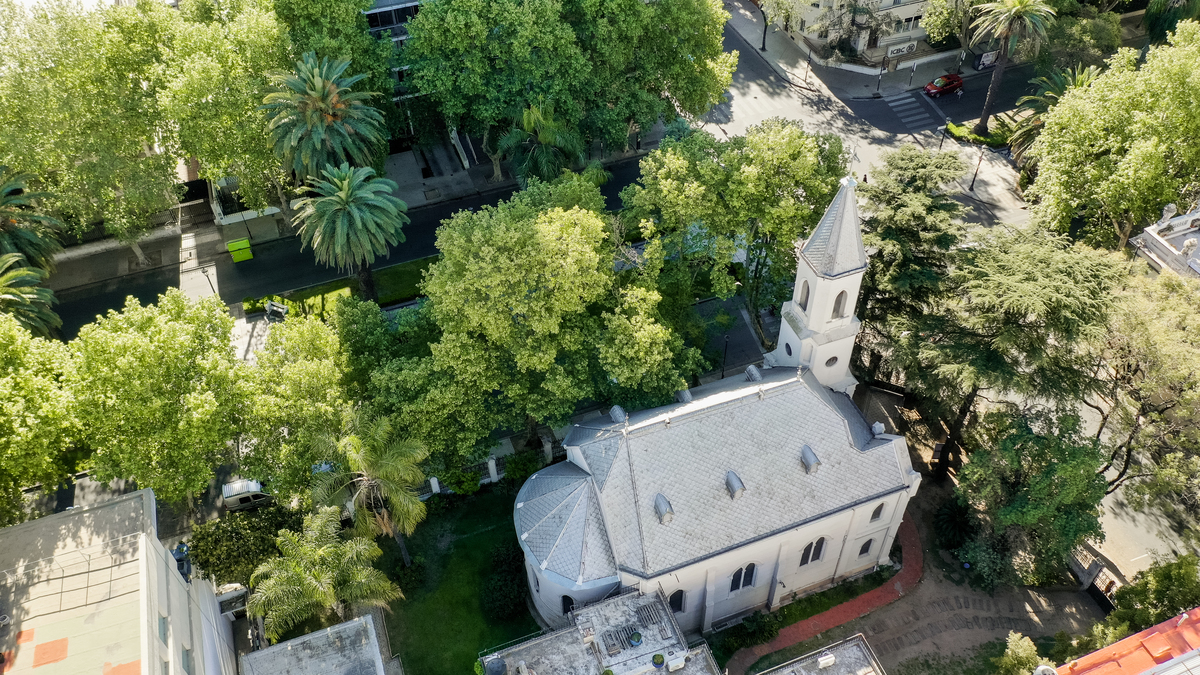 Iglesia por calle oroño en rosario vista aérea Fotografía arquitectura y fotografía de inmobiliaria de Daniel Cuart y DNX Fotografia DNX Estudio