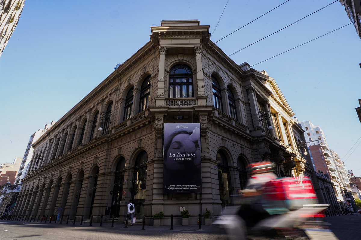 Teatro el círculo Rosario y cadete de pedidos ya pasando Fotografía arquitectura y fotografía de inmobiliaria de Daniel Cuart y DNX Fotografia DNX Estudio