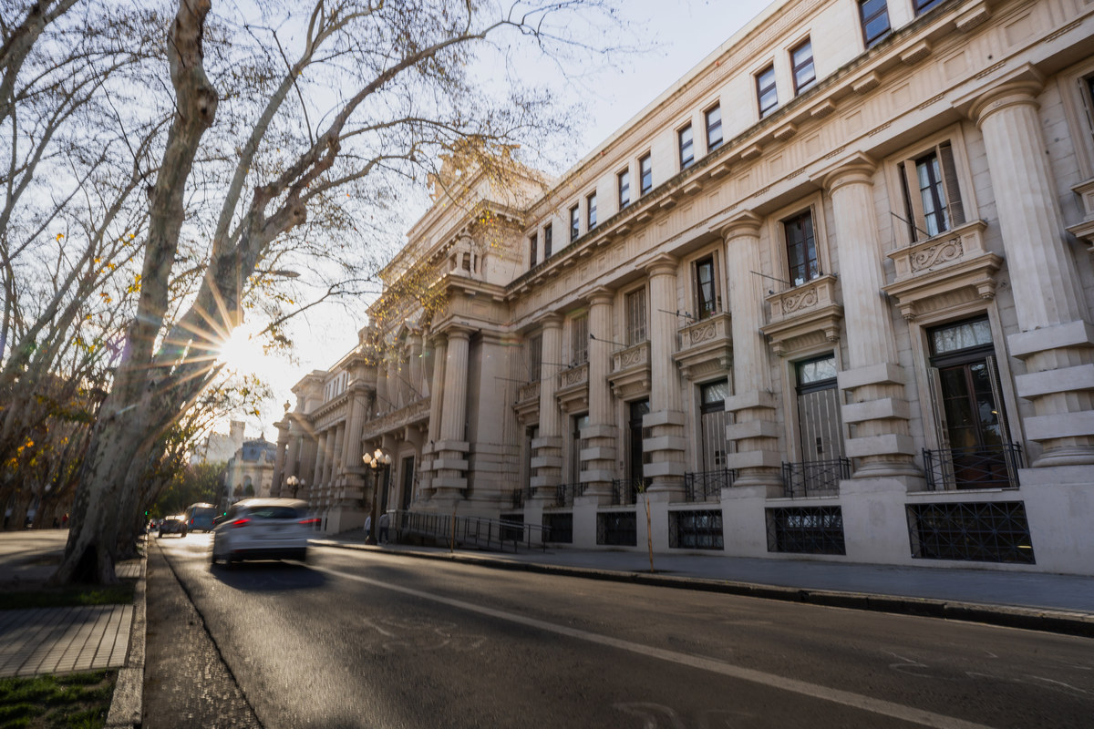 Casa de gobierno foto exeriores de día con auto recorriendo zalle santa fe