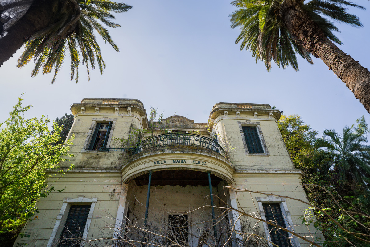 Casa abandonada por calle avenida del rosario en zona sur de rosario Fotografía arquitectura y fotografía de inmobiliaria de Daniel Cuart y DNX Fotografia DNX Estudio