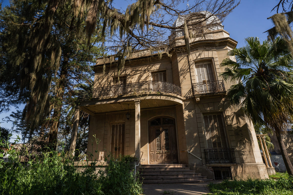 casa abandonada estilo europea rosario zona sur Fotografía arquitectura y fotografía de inmobiliaria de Daniel Cuart y DNX Fotografia DNX Estudio