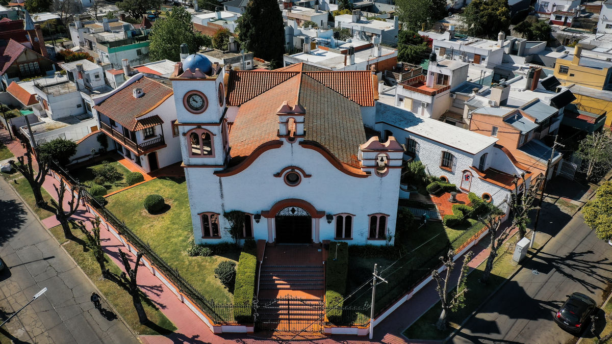 Iglesia en barrio la florida vista aérea Fotografía arquitectura y fotografía de inmobiliaria de Daniel Cuart y DNX Fotografia DNX Estudio 