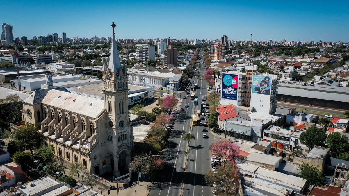 Iglesia zona norte avenida alberdi Rosario  vista aérea de día 