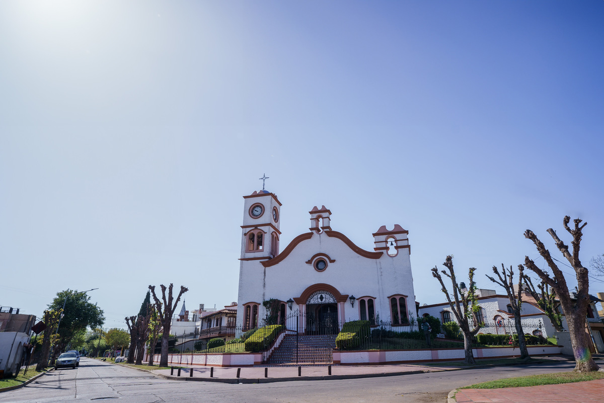 Iglesia en barrio la florida Fotografía arquitectura y fotografía de inmobiliaria de Daniel Cuart y DNX Fotografia DNX Estudio