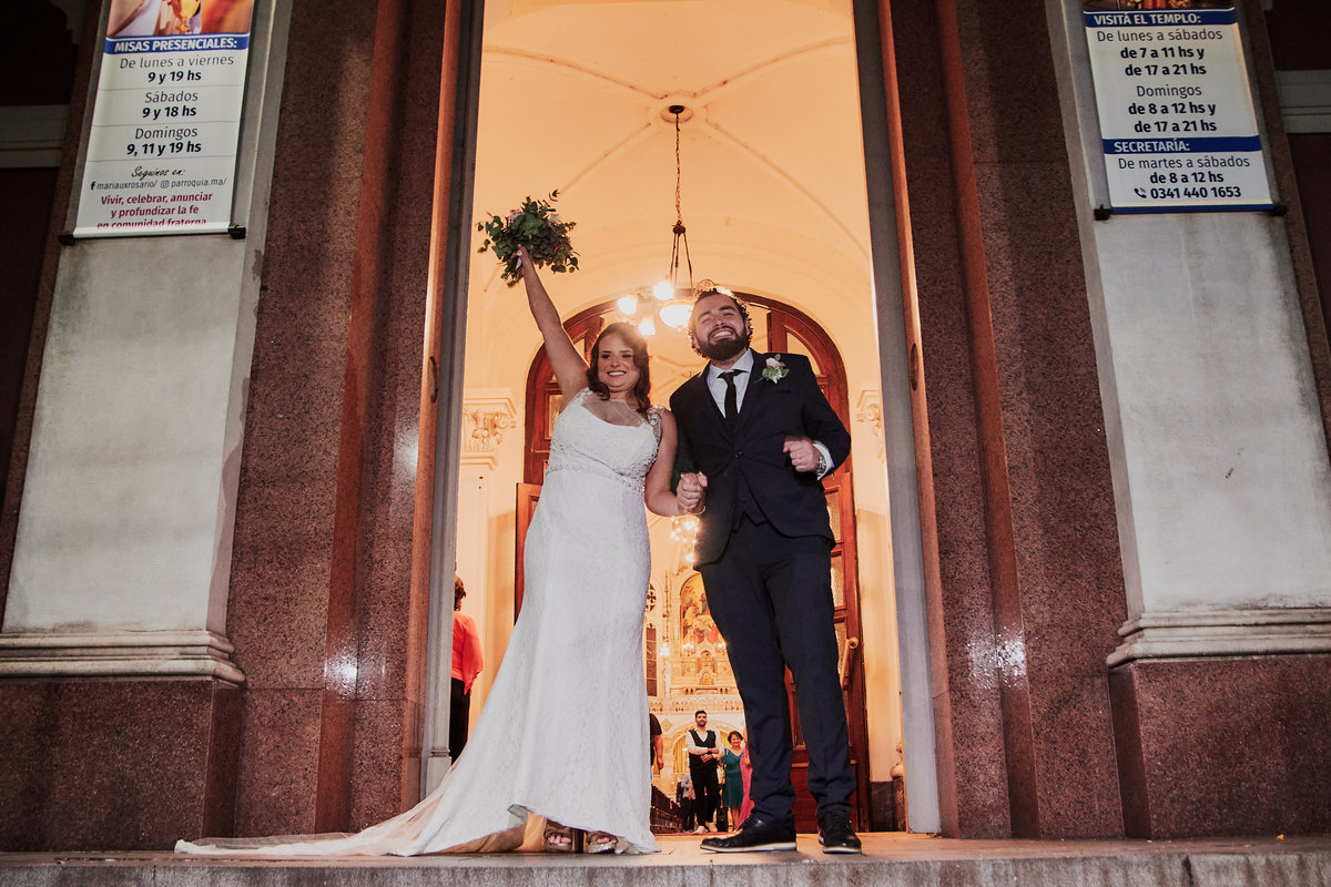 novios a la salida de la iglesia en rosario Boda renata magalhaes y emanuel aranda fotografo daniel cuart dnxfotografia mauricio orgaz maricruz marlia eventos 