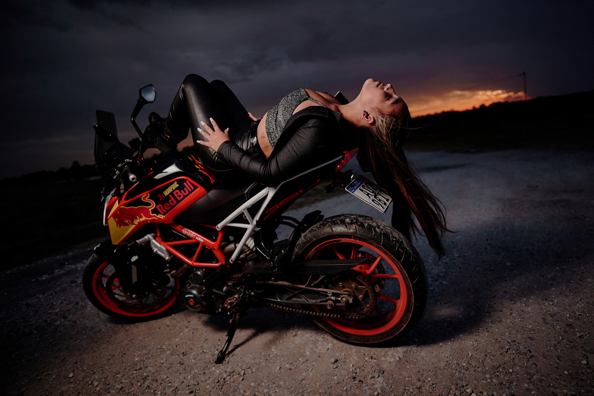 fotografia de 15 en moto con atardecer fotografo daniel cuart dnxfotografia fotografo de 15