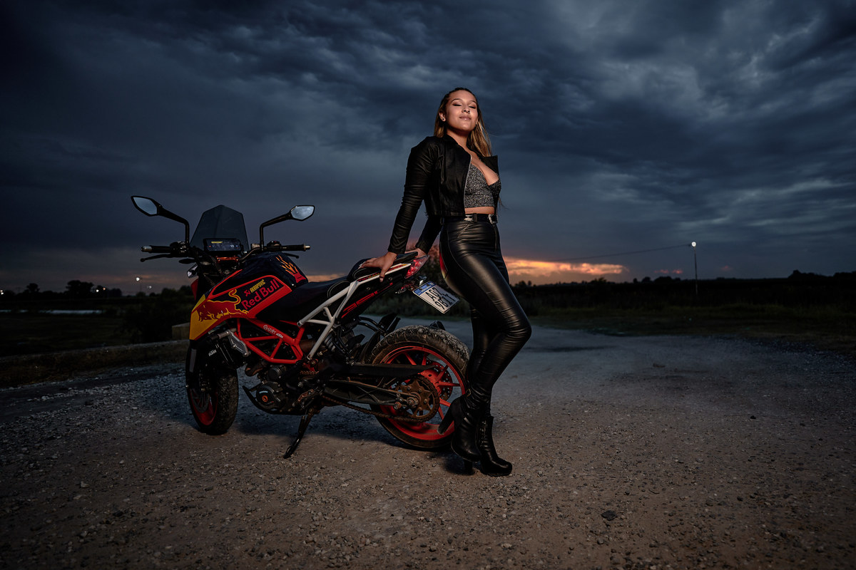 fotografia de 15 en moto con atardecer fotografo daniel cuart dnxfotografia fotografo de 15