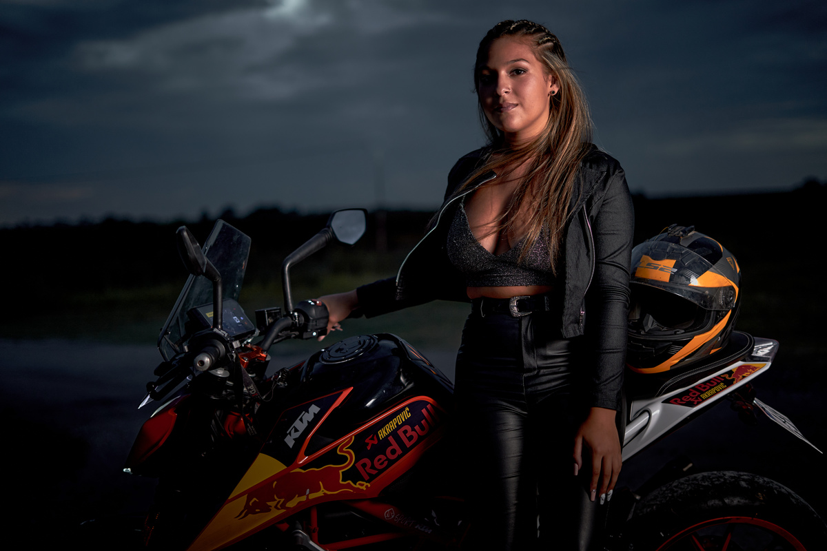 fotografia de 15 en moto con atardecer fotografo daniel cuart dnxfotografia fotografo de 15