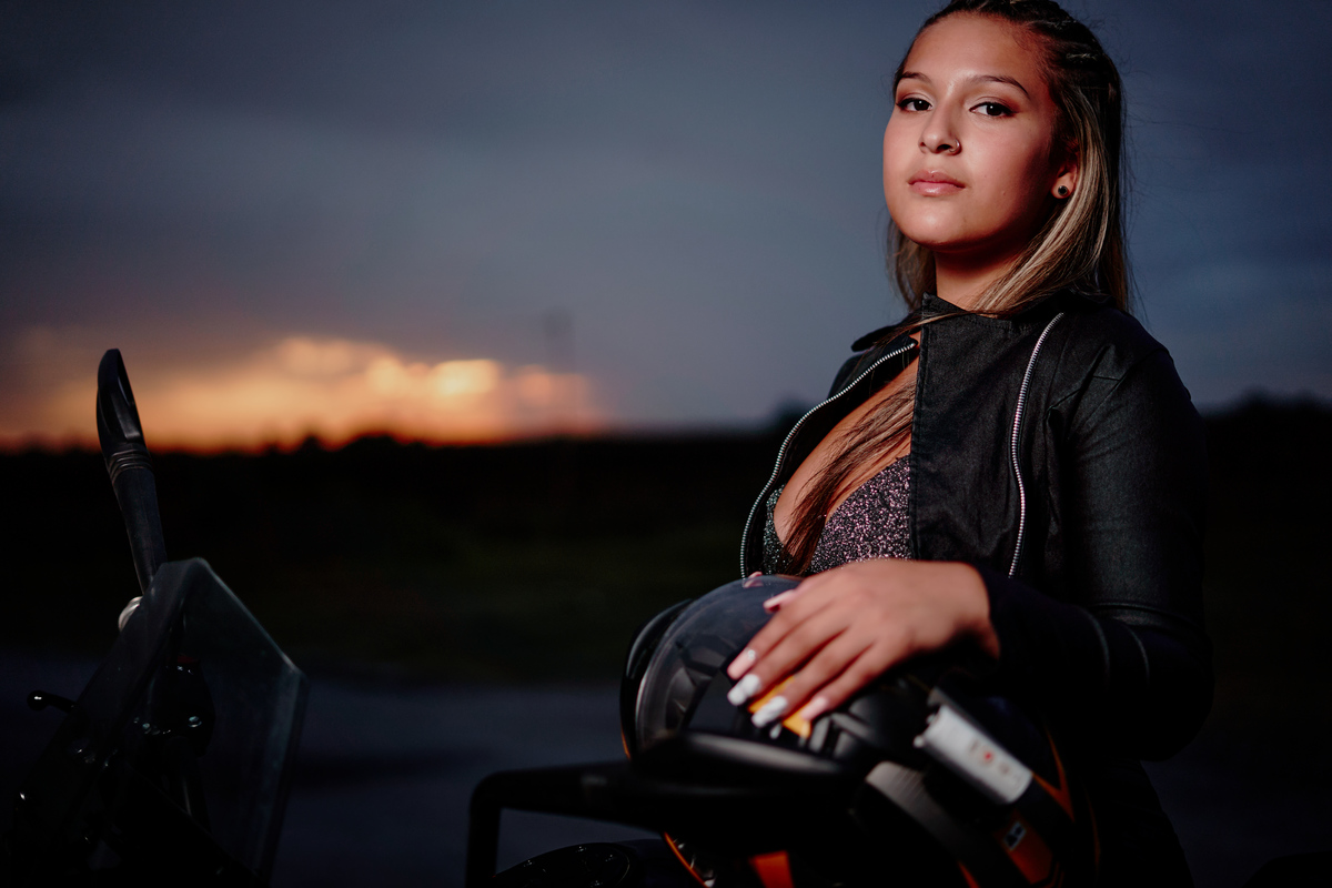 fotografia de 15 en moto con atardecer fotografo daniel cuart dnxfotografia fotografo de 15