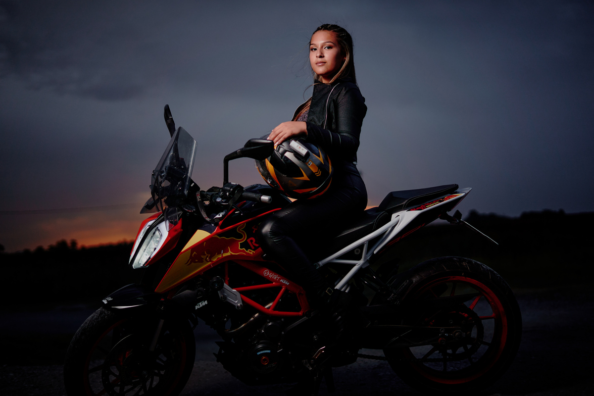 fotografia de 15 en moto con atardecer fotografo daniel cuart dnxfotografia fotografo de 15