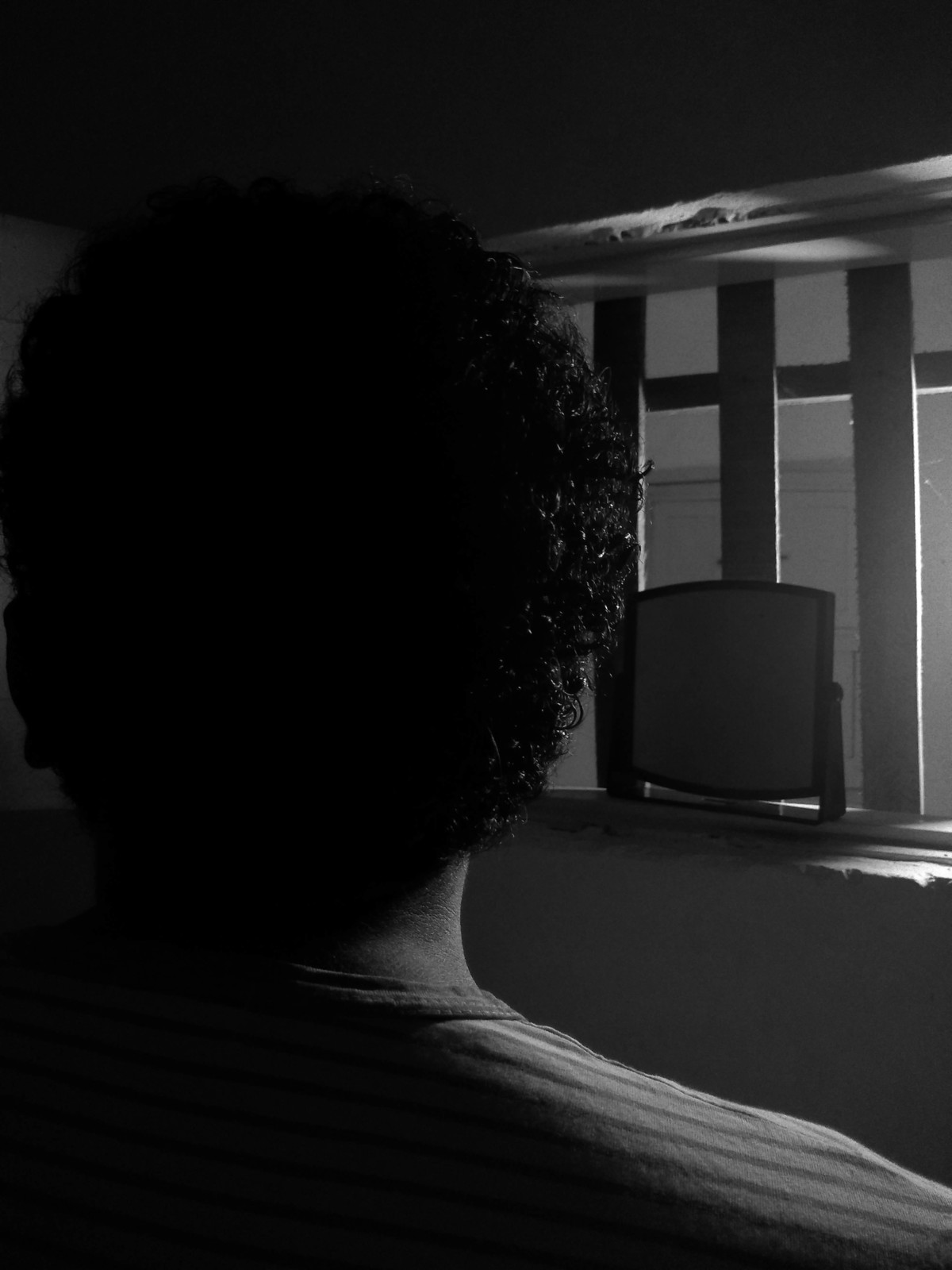 Tema: As 8 emoções primárias e a psicologia das cores.

Cor: Preto e Branco
Emoção: Aversão

Do branco ao preto, aversão

Um sentimento que já não faz mais sentido. Algo que machucou tanto, que mudou seu jeito, suas palavras e suas ações.