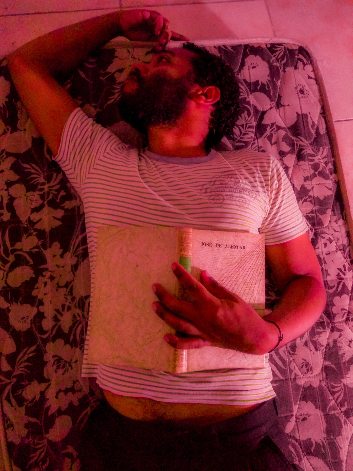 Tema: As 8 emoções primárias e a psicologia das cores.

Cor: Magenta
Emoção: Tristeza

Tristeza em tons magenta

Assim como em uma história pela metade, se cria uma ilusão pelo que pode vir a ser ou não ser. 