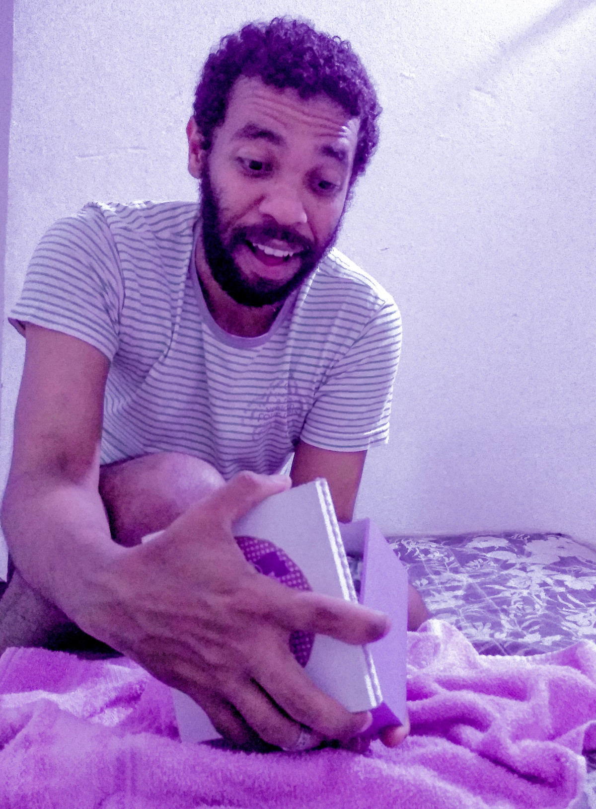 ema: As 8 emoções primárias e a psicologia de cores.

Cor: Roxa

A surpresa roxa!

O roxo a cor da magia e mistério!

A surpresa é algo bom ou ruim e isso muda de pessoa para pessoa, se vai ser uma experiência negativa ou positiva.