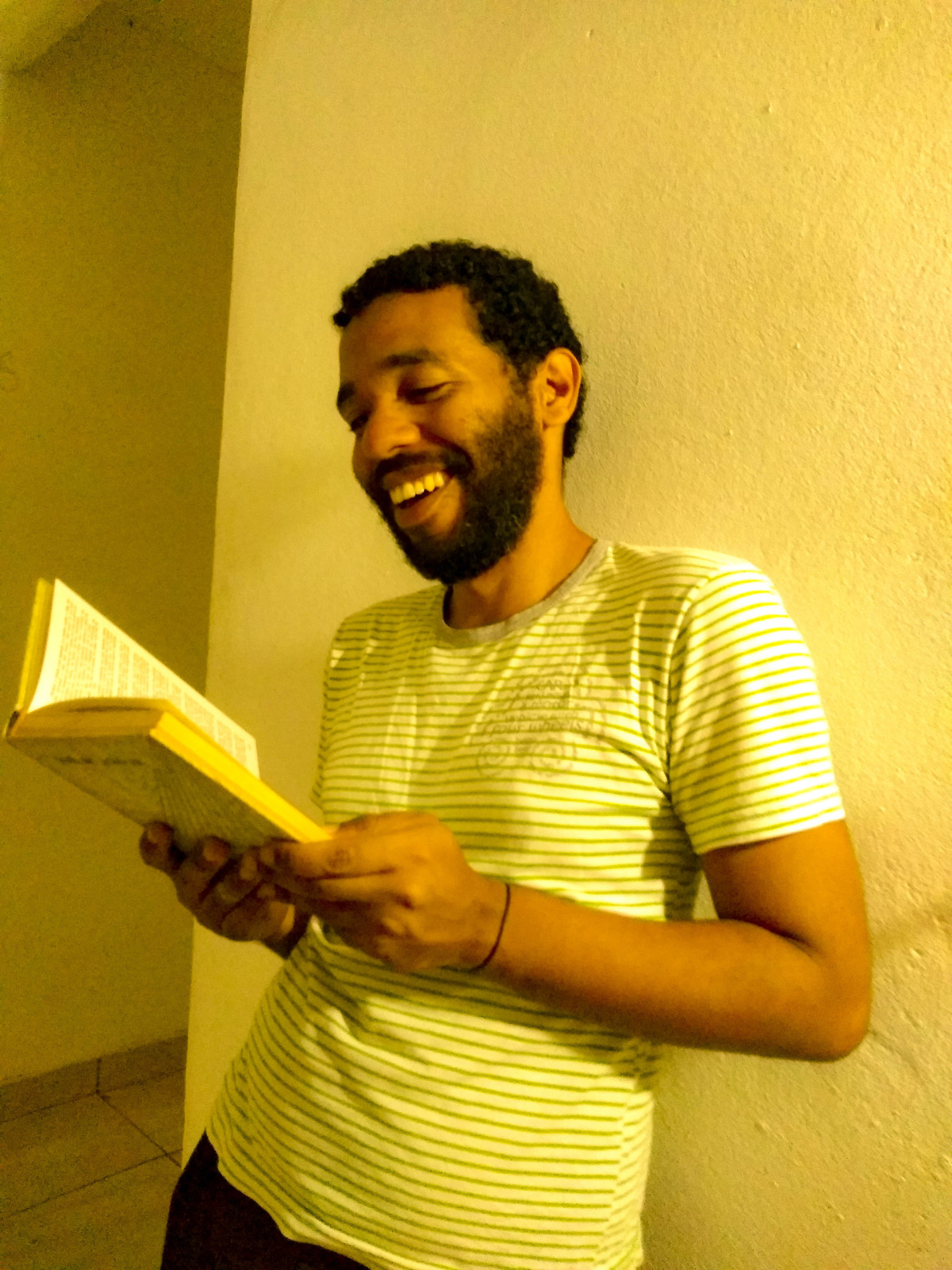 Cor: Amarelo

Ja ouviu falar de alegria que irradia?

A alegria é uma emoção primária, é positiva, é contagiosa e vem de coisas simples como sentir o cheiro da terra molhada quando chove, quando ta fazendo sol e ir à praia ou quando dorme até tarde.