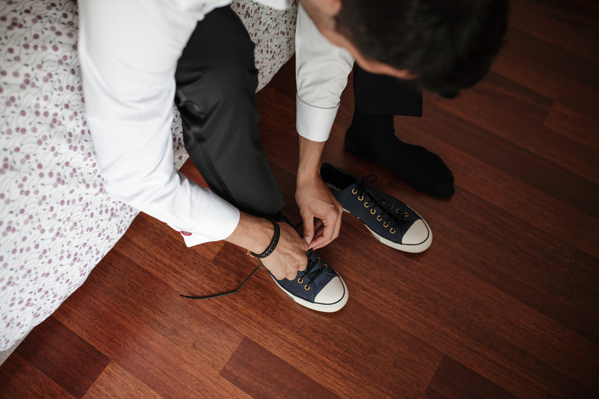 Casamento Quinta do Coração, Azeitao Setubal Portugal pormenor sapatos all stars noivo