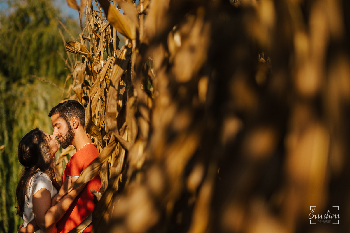 Fotógrafo de casamentos em Coimbra, Leiria, Aveiro.
Fotografia documental de casamento. Fotografia com emoção, paixão e sem poses. Imagens verdadeiras e cheias de amor.
Fotografamos em todo o país. Sessão Solteiros na Praia de Mira e em Fermentelos.