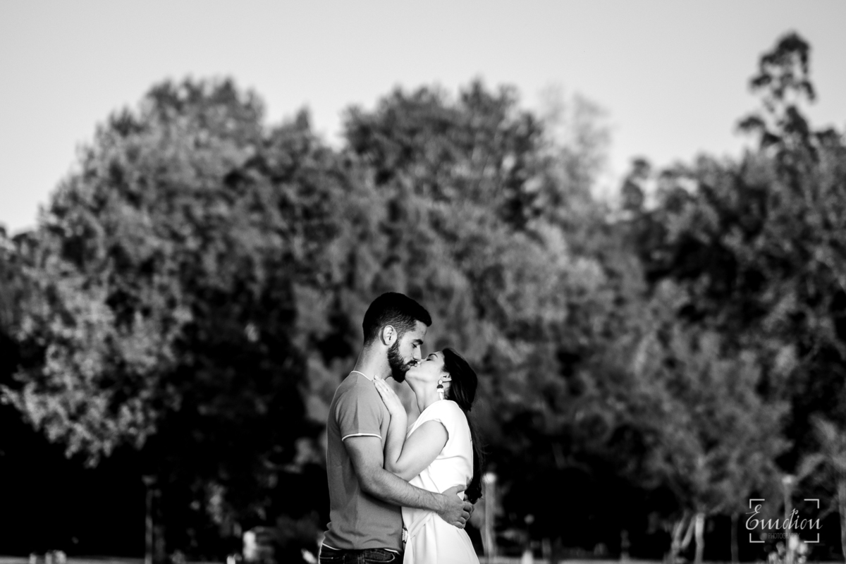 Fotógrafo de casamentos em Coimbra, Leiria, Aveiro.
Fotografia documental de casamento. Fotografia com emoção, paixão e sem poses. Imagens verdadeiras e cheias de amor.
Fotografamos em todo o país. Sessão Solteiros na Praia de Mira e em Fermentelos.