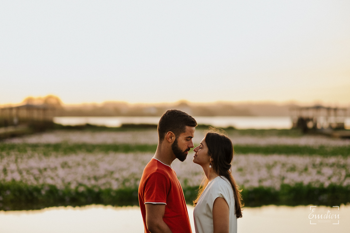 Fotógrafo de casamentos em Coimbra, Leiria, Aveiro.
Fotografia documental de casamento. Fotografia com emoção, paixão e sem poses. Imagens verdadeiras e cheias de amor.
Fotografamos em todo o país. Sessão Solteiros na Praia de Mira e em Fermentelos.