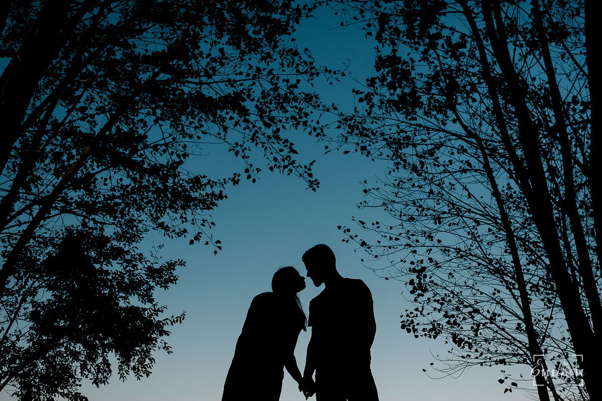 Fotógrafo de casamentos em Coimbra, Leiria, Aveiro.
Fotografia documental de casamento. Fotografia com emoção, paixão e sem poses. Imagens verdadeiras e cheias de amor.
Fotografamos em todo o país. Sessão Solteiros na Praia de Mira e em Fermentelos.