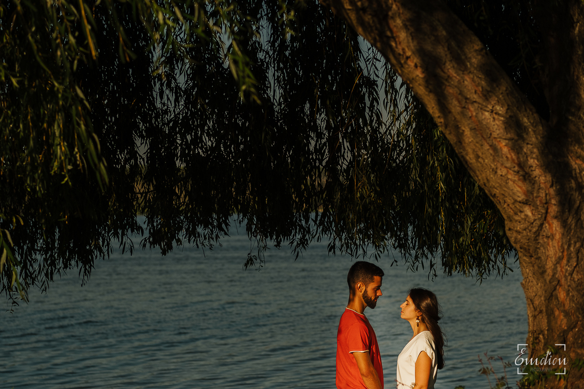 Fotógrafo de casamentos em Coimbra, Leiria, Aveiro.
Fotografia documental de casamento. Fotografia com emoção, paixão e sem poses. Imagens verdadeiras e cheias de amor.
Fotografamos em todo o país. Sessão Solteiros na Praia de Mira e em Fermentelos.