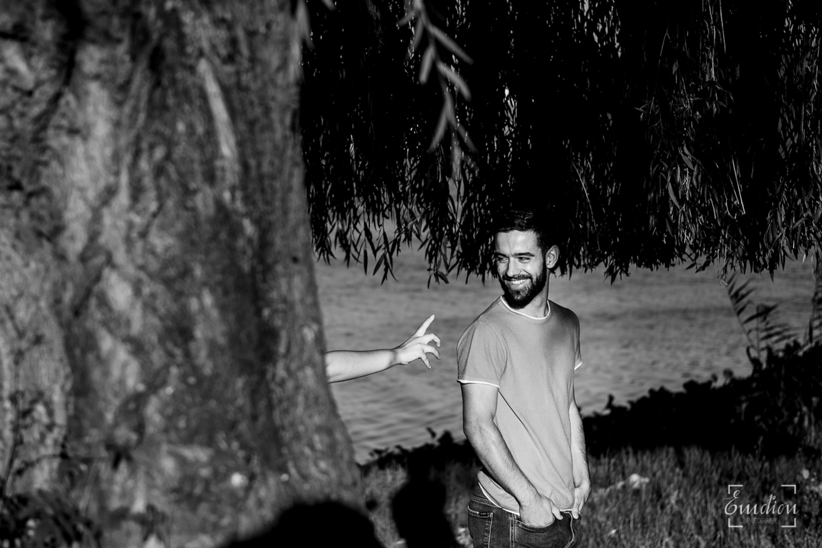 Fotógrafo de casamentos em Coimbra, Leiria, Aveiro.
Fotografia documental de casamento. Fotografia com emoção, paixão e sem poses. Imagens verdadeiras e cheias de amor.
Fotografamos em todo o país. Sessão Solteiros na Praia de Mira e em Fermentelos.