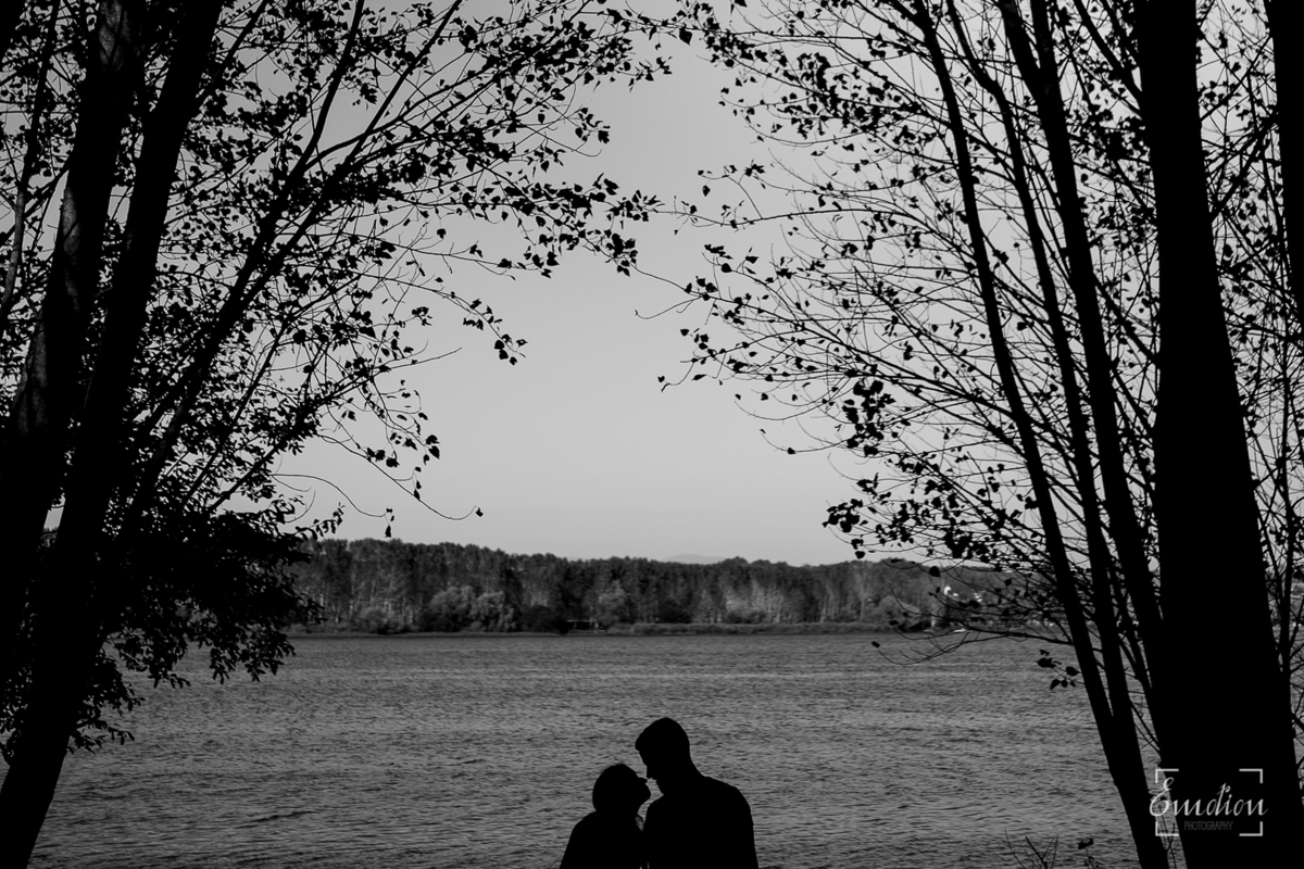 Fotógrafo de casamentos em Coimbra, Leiria, Aveiro.
Fotografia documental de casamento. Fotografia com emoção, paixão e sem poses. Imagens verdadeiras e cheias de amor.
Fotografamos em todo o país. Sessão Solteiros na Praia de Mira e em Fermentelos.