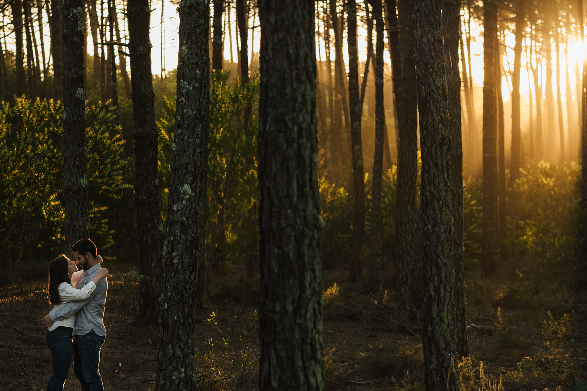 Fotógrafo de casamentos em Coimbra, Leiria, Aveiro.
Fotografia documental de casamento. Fotografia com emoção, paixão e sem poses. Imagens verdadeiras e cheias de amor.
Fotografamos em todo o país. Sessão Solteiros na Praia de Mira e em Fermentelos.
