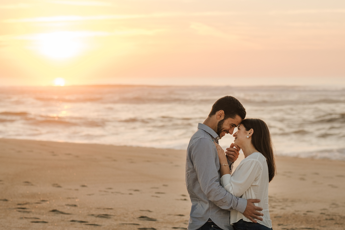 Fotógrafo de casamentos em Coimbra, Leiria, Aveiro.
Fotografia documental de casamento. Fotografia com emoção, paixão e sem poses. Imagens verdadeiras e cheias de amor.
Fotografamos em todo o país. Sessão Solteiros na Praia de Mira e em Fermentelos.