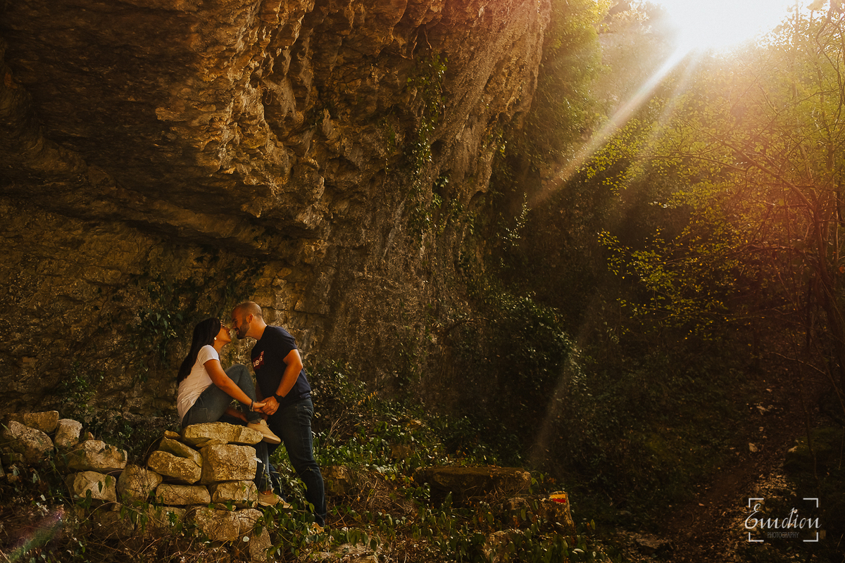 Fotógrafo de casamentos em Coimbra, Leiria, Aveiro.
Fotografia documental de casamento. Fotografia com emoção, paixão e sem poses. Imagens verdadeiras e cheias de amor.
Fotografamos em todo o país. Sessão Solteiros nas Buracas do Casmilo.