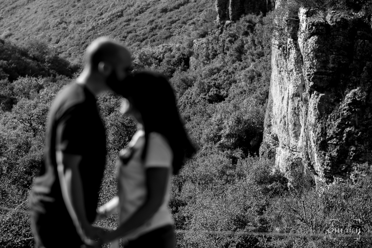 Fotógrafo de casamentos em Coimbra, Leiria, Aveiro.
Fotografia documental de casamento. Fotografia com emoção, paixão e sem poses. Imagens verdadeiras e cheias de amor.
Fotografamos em todo o país. Sessão Solteiros nas Buracas do Casmilo.