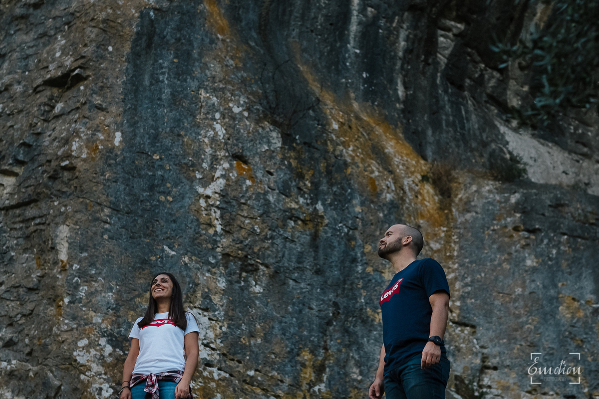 Fotógrafo de casamentos em Coimbra, Leiria, Aveiro.
Fotografia documental de casamento. Fotografia com emoção, paixão e sem poses. Imagens verdadeiras e cheias de amor.
Fotografamos em todo o país. Sessão Solteiros nas Buracas do Casmilo.