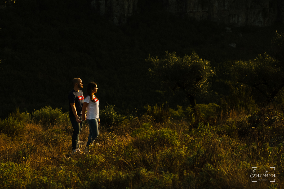 Fotógrafo de casamentos em Coimbra, Leiria, Aveiro.
Fotografia documental de casamento. Fotografia com emoção, paixão e sem poses. Imagens verdadeiras e cheias de amor.
Fotografamos em todo o país. Sessão Solteiros nas Buracas do Casmilo.