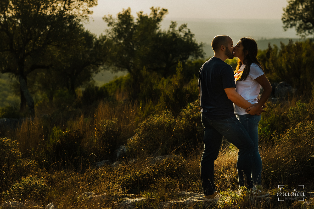 Fotógrafo de casamentos em Coimbra, Leiria, Aveiro.
Fotografia documental de casamento. Fotografia com emoção, paixão e sem poses. Imagens verdadeiras e cheias de amor.
Fotografamos em todo o país. Sessão Solteiros nas Buracas do Casmilo.