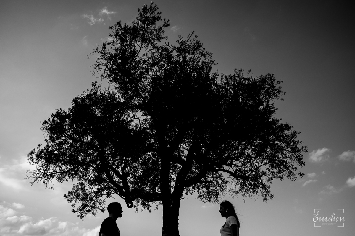 Fotógrafo de casamentos em Coimbra, Leiria, Aveiro.
Fotografia documental de casamento. Fotografia com emoção, paixão e sem poses. Imagens verdadeiras e cheias de amor.
Fotografamos em todo o país. Sessão Solteiros nas Buracas do Casmilo.