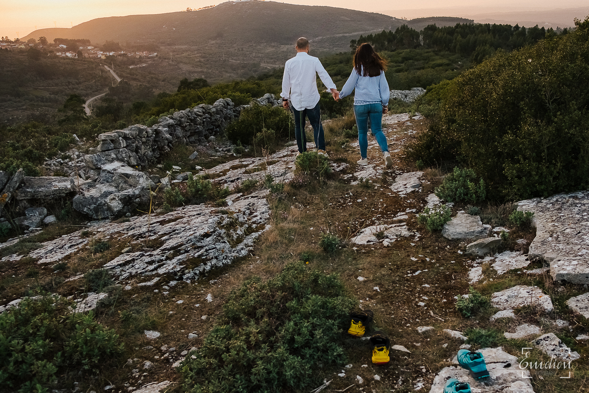 Fotógrafo de casamentos em Coimbra, Leiria, Aveiro.
Fotografia documental de casamento. Fotografia com emoção, paixão e sem poses. Imagens verdadeiras e cheias de amor.
Fotografamos em todo o país. Sessão Solteiros nas Buracas do Casmilo.