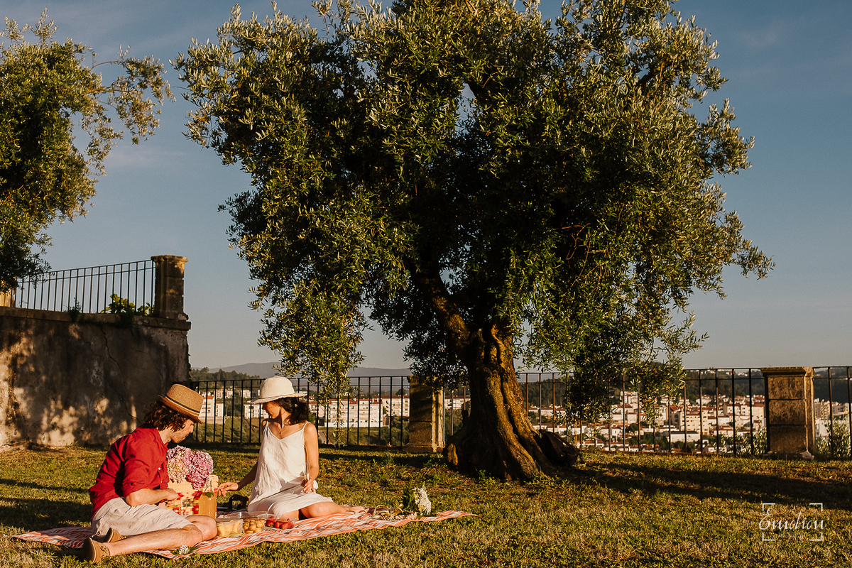 Fotógrafo de casamentos em Coimbra, Leiria, Aveiro.
Fotografia documental de casamento. Fotografia com emoção, paixão e sem poses. Imagens verdadeiras e cheias de amor.
Fotografamos em todo o país. Sessão Solteiros em Coimbra.