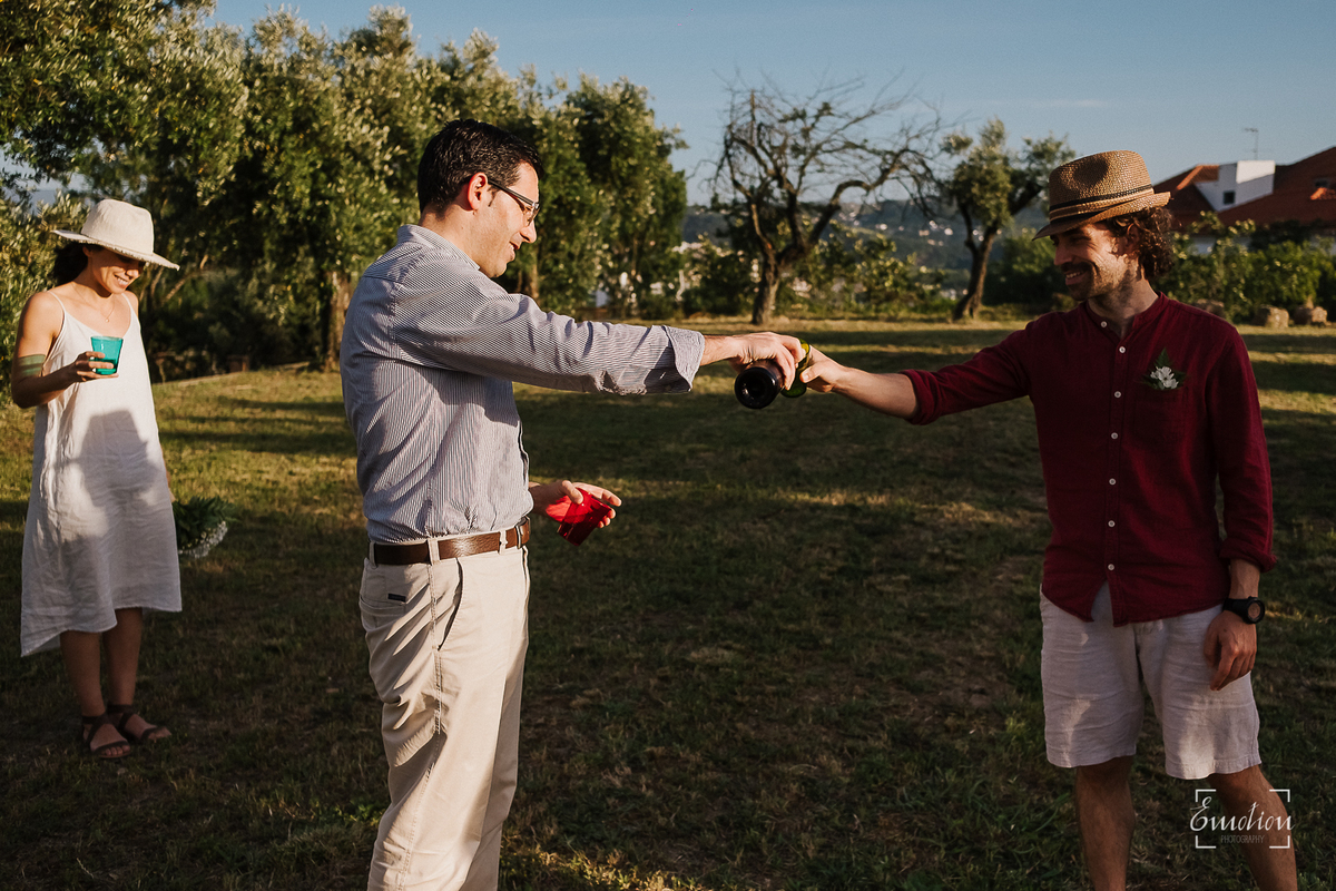 Fotógrafo de casamentos em Coimbra, Leiria, Aveiro.
Fotografia documental de casamento. Fotografia com emoção, paixão e sem poses. Imagens verdadeiras e cheias de amor.
Fotografamos em todo o país. Sessão Solteiros em Coimbra.
