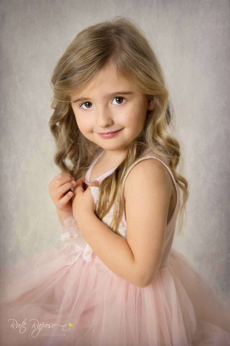 Sessão Fotográfica de estúdio com a Bela Alice. Vestidos Rute Raposo fotografia