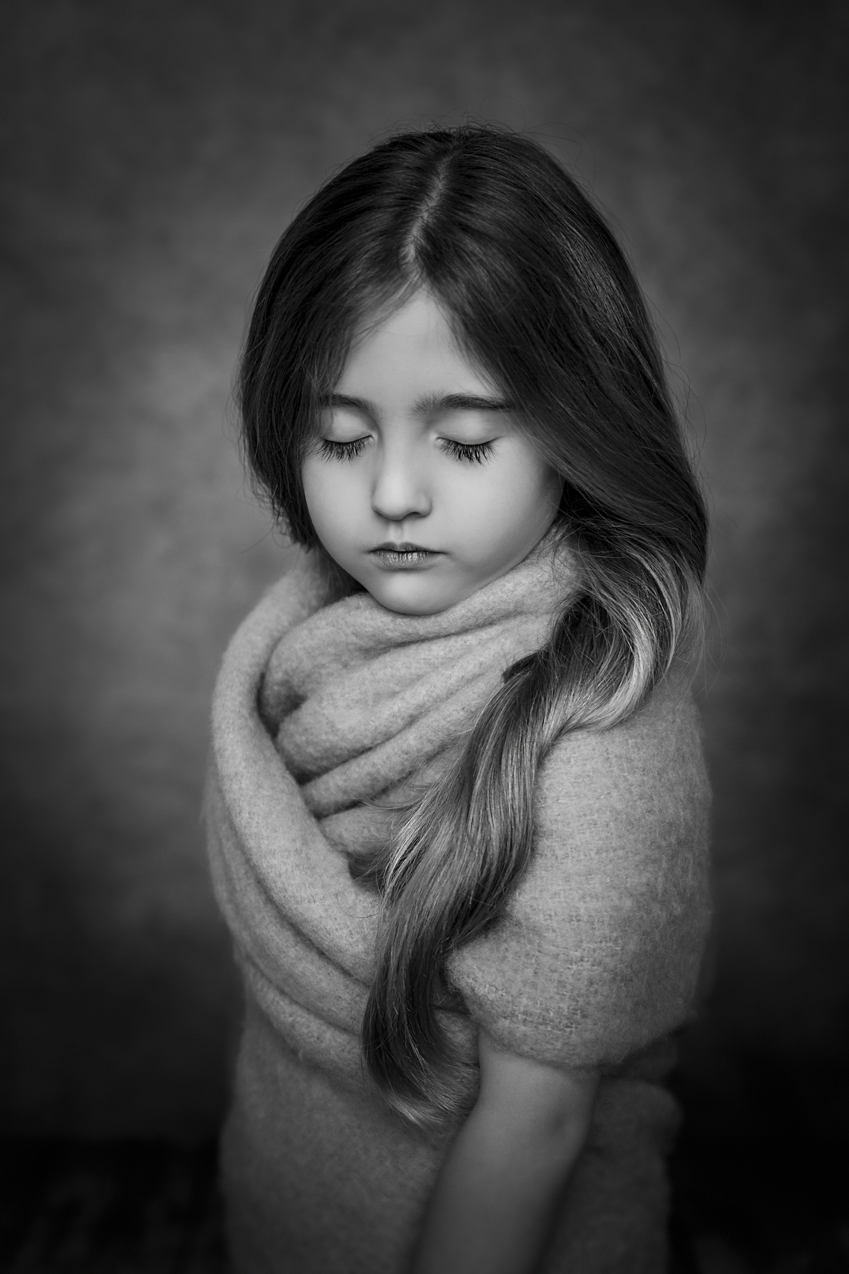 Alice linda e delicada, neste retrato a preto e branco, fotografia de Rute Raposo