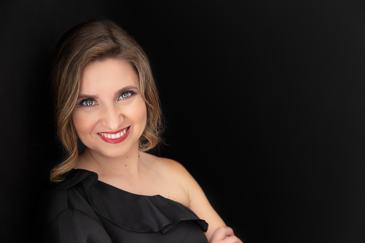 Feminina e confiante, sessões Fotográficas de Retrato capturando a sua essência. Estúdio Fotográfico da Fotografa Vocês é linda, deixe-me capturar a sua essência. Rute Raposo fica situado em Sintra, perto de Cascais, Lisboa, Portugal 