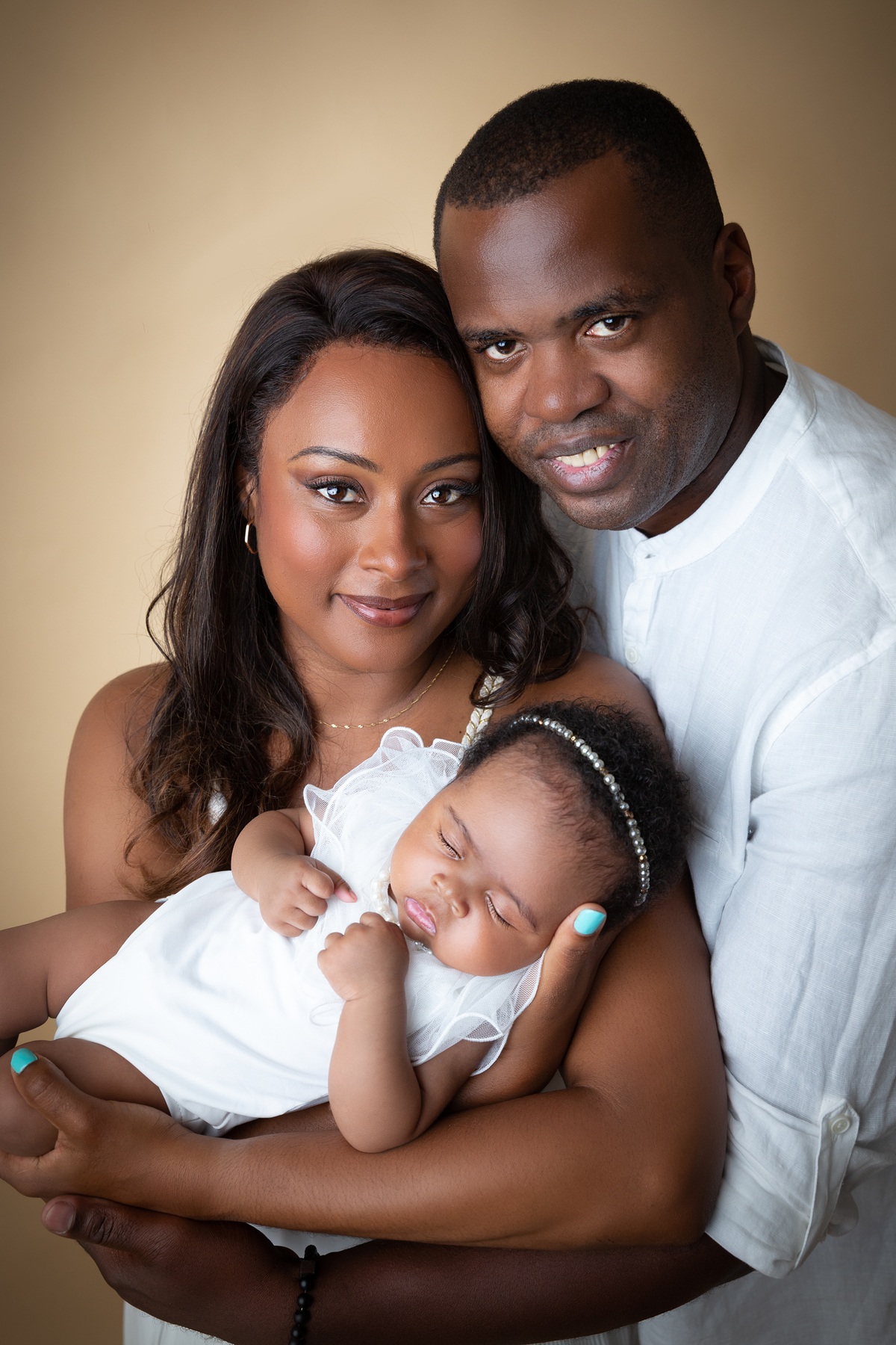 uns papás super felizes e deliciados com a sua bebé