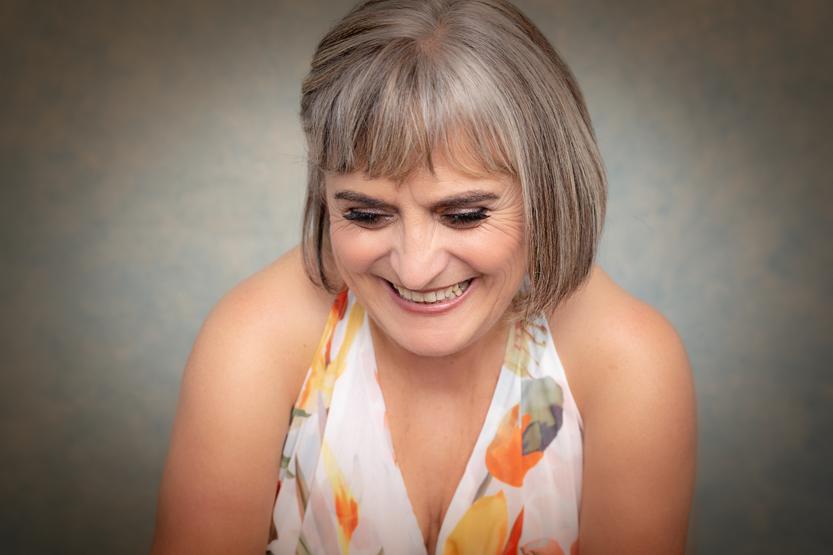 Uma mulher com um sorriso maravilhoso