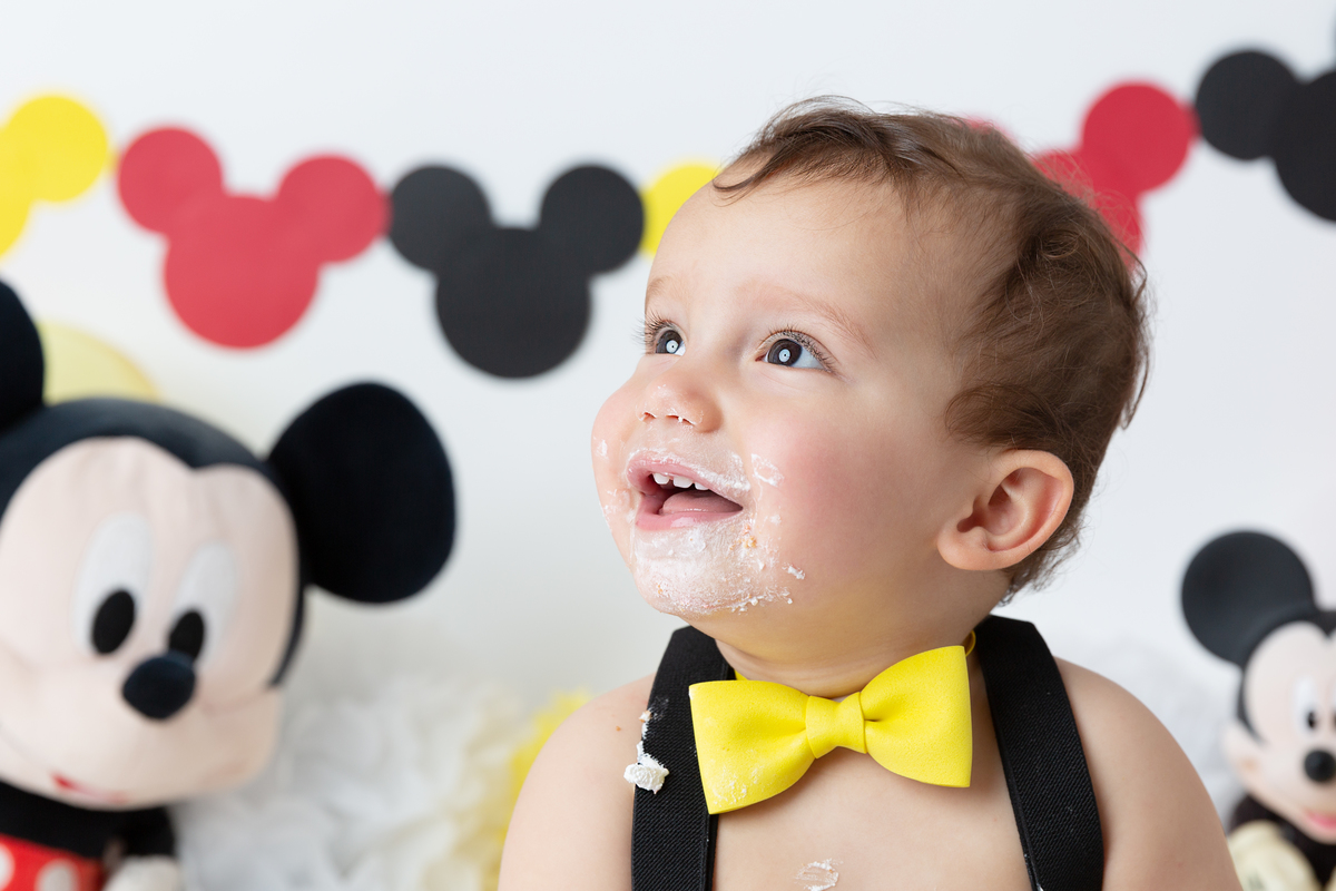 com o seu laço amarelo e muitos mickeys