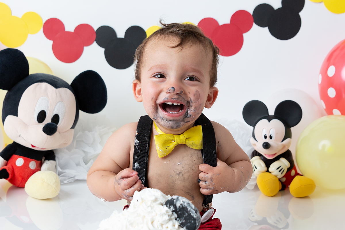 o amarelo, vermelho e preto ficam muito bem na decoração do smash the cake